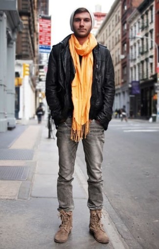 Модный лук: черная кожаная косуха, серые джинсы, коричневые замшевые повседневные ботинки, серая шапка
