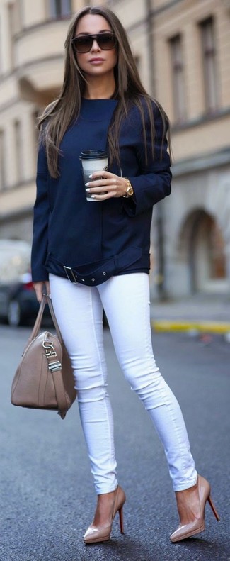 Как носить белые джинсы скинни с бежевыми кожаными туфлями в теплую погоду: Если превыше всего ты ценишь удобство и функциональность, обрати внимание на это сочетание темно-синей косухи и белых джинсов скинни. В паре с этим ансамблем наиболее удачно выглядят бежевые кожаные туфли.