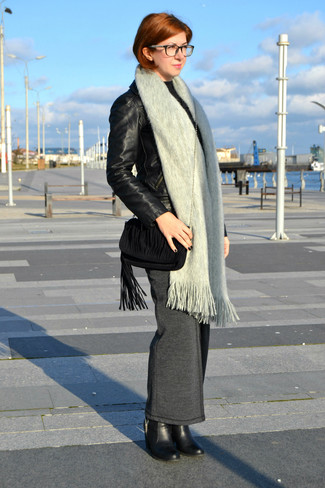 С чем носить серый шарф женщине: Если в одежде ты делаешь ставку на удобство и практичность, черная кожаная косуха и серый шарф — замечательный выбор для расслабленного повседневного ансамбля. Черные кожаные ботильоны чудесно впишутся в образ.