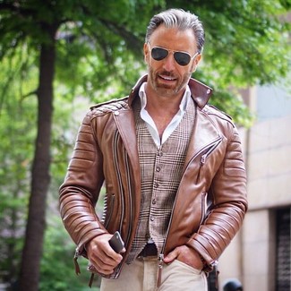 С чем носить коричневую косуху за 50 лет мужчине в теплую погоду: Коричневая косуха и бежевые джинсы — необходимые вещи в гардеробе любителей расслабленного стиля.