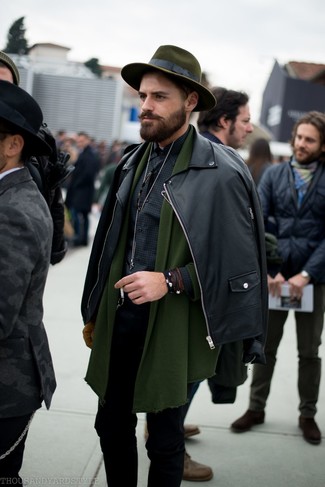С чем носить оливковый кардиган мужчине в теплую погоду: Тандем оливкового кардигана и черных зауженных джинсов поможет выглядеть по моде, но при этом выразить твой личный стиль.