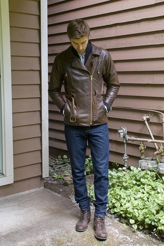 Как носить темно-синий кардиган с отложным воротником с темно-коричневыми кожаными повседневными ботинками мужчине в прохладную погоду: Дуэт темно-синего кардигана с отложным воротником и темно-синих джинсов выглядит привлекательно и современно. Темно-коричневые кожаные повседневные ботинки органично впишутся в лук.