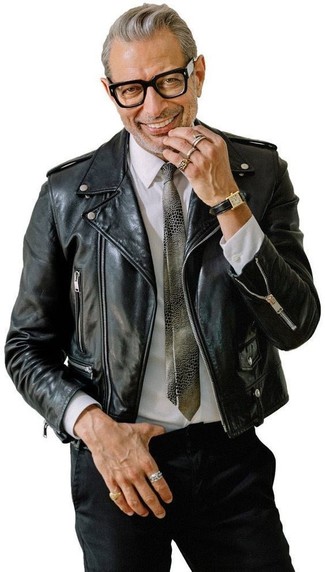 Как Jeff Goldblum носит Черная кожаная косуха, Белая классическая рубашка, Черные брюки чинос, Серый галстук с принтом