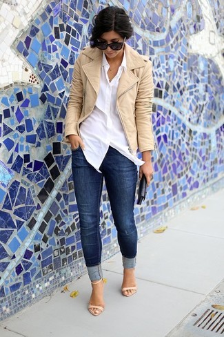 С чем носить бежевую косуху в 30 лет женщине в теплую погоду в стиле смарт-кэжуал: Тандем бежевой косухи и темно-синих джинсов скинни поможет выглядеть модно, но при этом выразить твою индивидуальность. Весьма неплохо здесь будут смотреться бежевые кожаные босоножки на каблуке.
