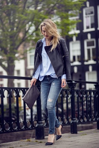 Как носить джинсы с косухой женщине в стиле смарт-кэжуал: Если ты отдаешь предпочтение удобству и функциональности, тебе полюбится сочетание косухи и джинсов. Пара черных кожаных туфель свяжет лук воедино.