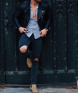 Как носить ботинки челси с классической рубашкой в 20 лет мужчине в теплую погоду в стиле кэжуал: Если в одежде ты ценишь удобство и практичность, классическая рубашка и темно-синие рваные зауженные джинсы — великолепный вариант для привлекательного повседневного мужского лука. Опасаешься выглядеть слишком небрежно? Заверши этот лук ботинками челси.