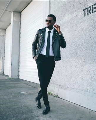 С чем носить косуху в 20 лет мужчине в деловом стиле: Сочетание косухи и черных классических брюк — хороший пример непринужденного офисного стиля для парней. В этот образ очень легко интегрировать пару черных кожаных ботинок челси.