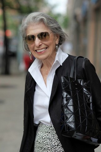 С чем носить черно-белую куртку за 60 лет женщине: Подобный образ из черно-белой куртки и бело-черной юбки-карандаш с принтом легко воссоздать, а результат сложно переоценить.