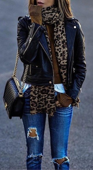 С чем носить коричневый шарф с леопардовым принтом в 30 лет женщине: Сочетание черной кожаной косухи и коричневого шарфа с леопардовым принтом пользуется большой популярностью среди ценительниц удобной одежды.