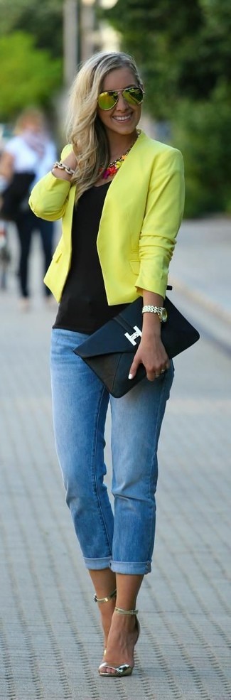 Как носить желтую косуху с синими джинсами скинни в 30 лет осень в стиле смарт-кэжуал: Попробуй сочетание желтой косухи и синих джинсов скинни, и ты получишь стильный непринужденный ансамбль, который подойдет для повседневной носки. Пара золотых кожаных босоножек на каблуке поможет сделать лук цельным. Можем смело заявлять, подобный образ - просто бомба на тот сезон, когда столбик термометра опускается все ниже.