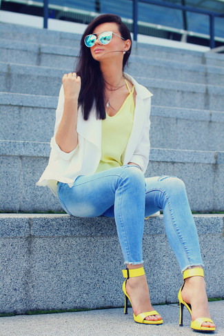 С чем носить желтую майку в 30 лет женщине в стиле кэжуал: Если у тебя наметился суматошный день, сочетание желтой майки и голубых рваных джинсов скинни поможет создать функциональный ансамбль в расслабленном стиле. Вкупе с этим луком чудесно будут выглядеть желтые кожаные босоножки на каблуке.