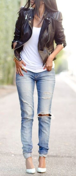 С чем носить майку женщине в теплую погоду: Если ты любишь выглядеть стильно и при этом чувствовать себя комфортно и нескованно, примерь на себя это сочетание майки и голубых рваных джинсов скинни. Вкупе с этим нарядом выгодно выглядят белые кожаные туфли.