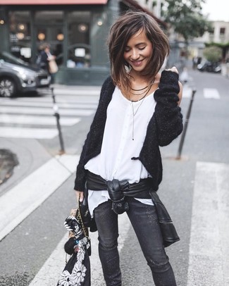 Какие джинсы носить с черным кардиганом женщине в прохладную погоду в спортивном стиле: Черный кардиган и джинсы помогут создать простой и комфортный образ для выходного в парке или шоппинга.