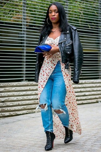 Как носить синие джинсы с черной кожаной косухой женщине в стиле кэжуал: Сочетание черной кожаной косухи и синих джинсов - очень практично, и поэтому идеально для повседневой носки. Завершив лук черными кожаными ботильонами на шнуровке, можно получить изумительный результат.