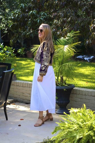 Модный лук: пурпурная косуха с вышивкой, белое платье-макси, светло-коричневые кожаные босоножки на каблуке, коричнево-золотые солнцезащитные очки