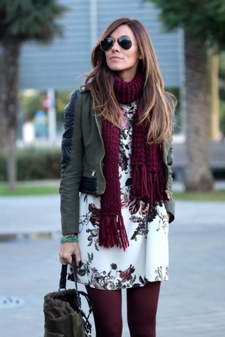 С чем носить шарф женщине: Оливковая кожаная косуха и шарф — выбор девушек, которые всегда в движении.