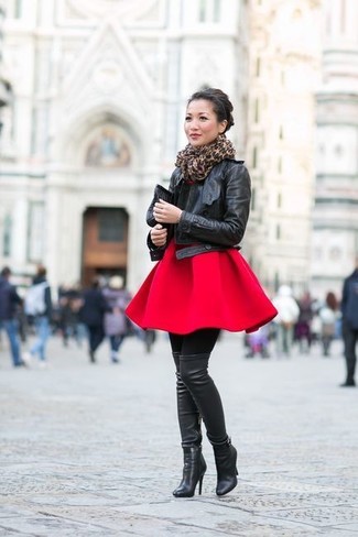 Какие ботфорты носить с черной косухой: Черная косуха и красное платье с плиссированной юбкой — классный вариант для простого, но стильного лука. И почему бы не добавить в повседневный наряд толику шика с помощью ботфортов?