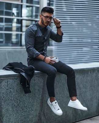Какие низкие кеды носить с темно-серыми брюками чинос в 30 лет: Черная косуха и темно-серые брюки чинос — неотъемлемые элементы в гардеробе джентльменов с чувством стиля. В качестве обуви здесь подойдут низкие кеды.
