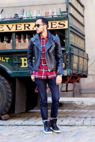 Как носить темно-красную рубашку с длинным рукавом с темно-синими джинсами в 30 лет мужчине в прохладную погоду: Несмотря на свою простоту, дуэт темно-красной рубашки с длинным рукавом и темно-синих джинсов неизменно нравится стильным мужчинам, а также покоряет сердца противоположного пола. черные кожаные высокие кеды добавят луку расслабленности и беззаботства.