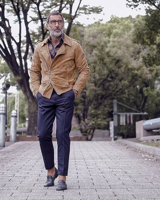 С чем носить светло-коричневую замшевую косуху за 50 лет мужчине в теплую погоду в стиле смарт-кэжуал: Светло-коричневая замшевая косуха и темно-синие классические брюки — идеальный вариант для повседневного офисного ансамбля. Теперь почему бы не добавить в этот лук на каждый день немного изысканности с помощью темно-синих кожаных лоферов?