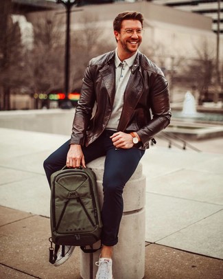 С чем носить темно-зеленый рюкзак мужчине в стиле смарт-кэжуал: Если ты ценишь комфорт и функциональность, темно-коричневая кожаная косуха и темно-зеленый рюкзак — великолепный вариант для расслабленного повседневного мужского ансамбля. Что до обуви, можешь отдать предпочтение классическому стилю и выбрать белые низкие кеды из плотной ткани.