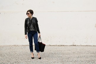 Какие косухи носить с темно-синими джинсами в 30 лет женщине: Ансамбль из косухи и темно-синих джинсов позволит реализовать в твоем ансамбле современный городской стиль. В тандеме с этим нарядом наиболее выигрышно смотрятся черные замшевые туфли.