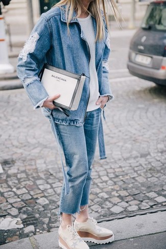 Как носить косуху с джинсами женщине: Если превыше всего ты ценишь комфорт и практичность, тебе полюбится тандем косухи и джинсов. Почему бы не добавить в повседневный образ чуточку шика с помощью бежевых кожаных массивных оксфордов?