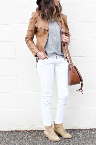 Какие джинсы носить с серым свитером с круглым вырезом женщине в прохладную погоду в стиле смарт-кэжуал: Дуэт серого свитера с круглым вырезом и джинсов выглядит очень модно, согласна? Бежевые замшевые ботильоны чудесно дополнят этот лук.