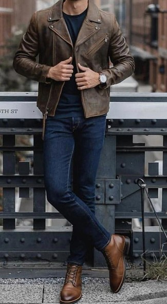 Какие джинсы носить с темно-коричневой косухой мужчине осень: Лук из темно-коричневой косухи и джинсов смотрится круто и современно. Этот образ легко обретает свежее прочтение в паре с коричневыми кожаными повседневными ботинками. Как по нам, так это суперский лук на осень.