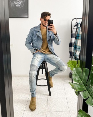 Как носить джинсы с ботинками челси в 30 лет мужчине в стиле кэжуал: Голубая косуха и джинсы — классный вариант для парней, которые всегда в движении. В тандеме с ботинками челси такой образ смотрится особенно выгодно.