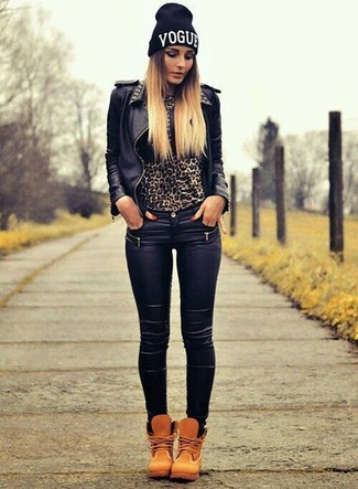 С чем носить светло-коричневые ботинки на шнуровке женщине в прохладную погоду в стиле кэжуал: Черная кожаная косуха с шипами и черные кожаные джинсы скинни прочно закрепились в гардеробе многих девушек, позволяя создавать роскошные и стильные ансамбли. В паре с этим ансамблем наиболее уместно смотрятся светло-коричневые ботинки на шнуровке.