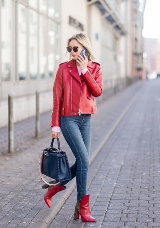 С чем носить темно-синие джинсы скинни в 20 лет в прохладную погоду: Сочетание красной кожаной косухи и темно-синих джинсов скинни — великолепная идея для воплощения лука в стиле элегантной повседневности. Вместе с этим образом гармонично будут смотреться красные кожаные ботильоны.