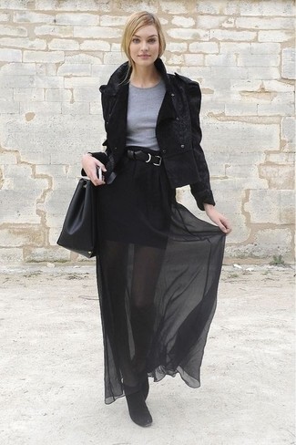 Модный лук: черная замшевая косуха, серый свитер с круглым вырезом, черная шифоновая длинная юбка, черные замшевые ботильоны