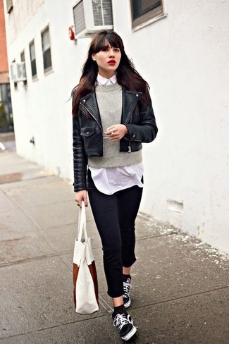 Модный лук: черная кожаная косуха, серый свитер с круглым вырезом, белая классическая рубашка, черные джинсы скинни