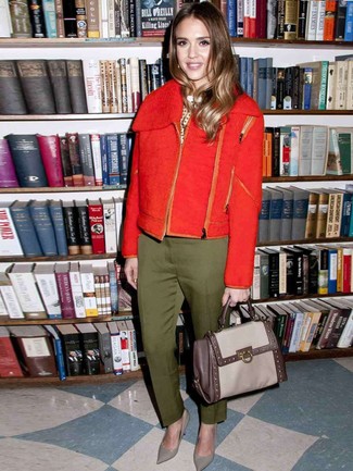 С чем носить темно-зеленые классические брюки женщине осень: Практичное сочетание красной шерстяной косухи и темно-зеленых классических брюк вне всякого сомнения будет обращать на тебя взоры. В качестве обуви здесь просятся серые кожаные туфли. Если хочешь выглядеть потрясающе и по-осеннему эффектно, тебе несомненно следует взять этот ансамбль на заметку.