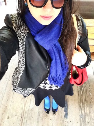 Модный лук: черно-белая кожаная косуха, черно-белый свитер с круглым вырезом с рисунком "гусиные лапки", черная короткая юбка-солнце, синие кожаные туфли