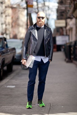 С чем носить черный свитер в 30 лет мужчине в прохладную погоду в стиле кэжуал: Тандем черного свитера и темно-синих брюк чинос поможет создать незаезженный мужской лук в стиле casual. Что же до обуви, зеленые кроссовки — самый удачный вариант.