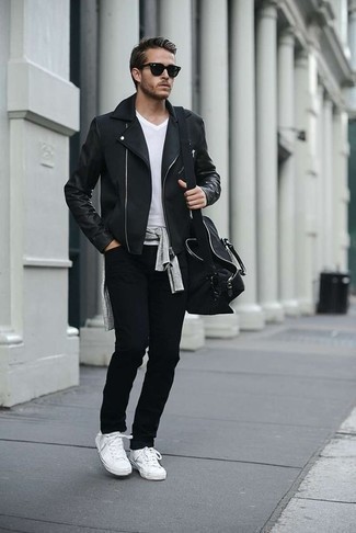 Модный лук: черная косуха, серый свитер с круглым вырезом, белая футболка с v-образным вырезом, черные джинсы