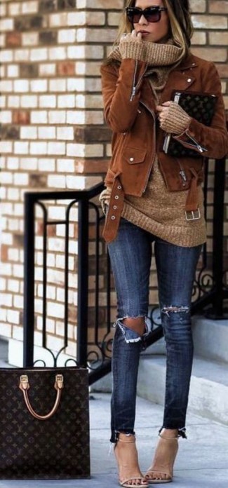 С чем носить бежевый свитер с хомутом в 30 лет женщине в прохладную погоду в стиле кэжуал: Если ты делаешь ставку на удобство и функциональность, бежевый свитер с хомутом и темно-синие рваные джинсы скинни — превосходный выбор для модного ансамбля на каждый день. Вместе с этим луком чудесно выглядят бежевые кожаные босоножки на каблуке.