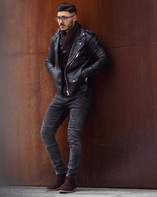 Какие зауженные джинсы носить с темно-коричневыми ботинками челси мужчине: Черная кожаная косуха и зауженные джинсы — прекрасная формула для воплощения привлекательного и удобного образа. Любишь эксперименты? Дополни образ темно-коричневыми ботинками челси.