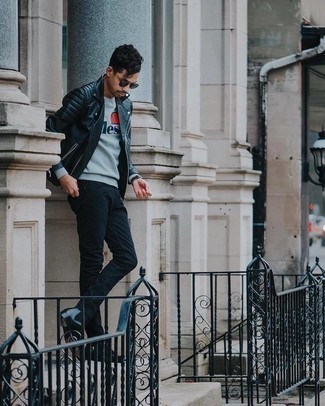 С чем носить свитшот в 30 лет мужчине в прохладную погоду: Дуэт свитшота и черных джинсов позволит воплотить в твоем образе городской стиль современного мужчины. Разбавить образ и добавить в него немного классики позволят черные кожаные ботинки челси.