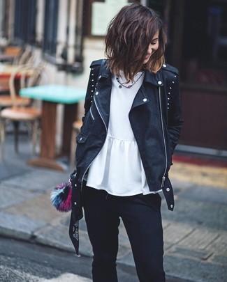 С чем носить черную куртку в 20 лет женщине в теплую погоду: Образ из черной куртки и черных джинсов скинни смотрится бесподобно, разве не так?