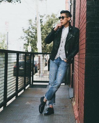 С чем носить кожаную куртку мужчине в стиле кэжуал: Если ты ценишь удобство и функциональность, кожаная куртка и синие рваные джинсы — великолепный выбор для модного мужского лука на каждый день. Выбирая обувь, сделай ставку на безвременную классику и надень черные кожаные туфли дерби.