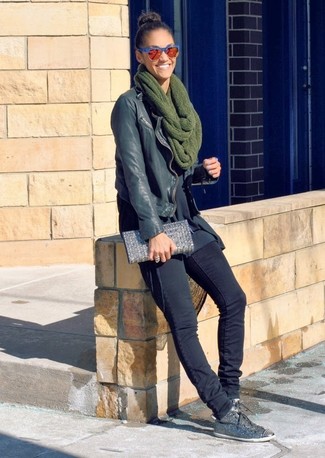 Как носить тунику с низкими кедами в 30 лет: Образ из туники и черных джинсов скинни поможет подчеркнуть твою природную красоту. Почему бы не добавить в этот лук немного беззаботства с помощью низких кед?