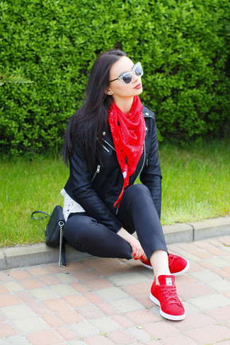 С чем носить красный шарф женщине: Сочетание черной кожаной косухи и красного шарфа - очень практично, и поэтому чудесно подойдет для повседневой носки. Очень выигрышно здесь смотрятся красные низкие кеды.