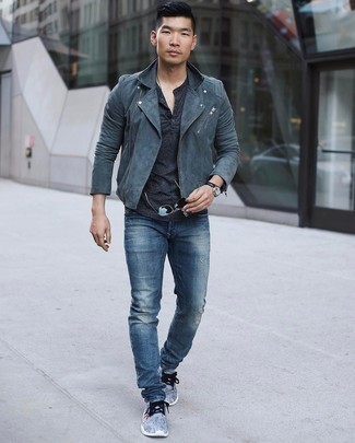 С чем носить синие рваные джинсы в 30 лет мужчине в спортивном стиле: Если ты ценишь комфорт и функциональность, темно-серая замшевая косуха и синие рваные джинсы — прекрасный выбор для расслабленного повседневного мужского ансамбля. Чудесно здесь смотрятся серые кроссовки.