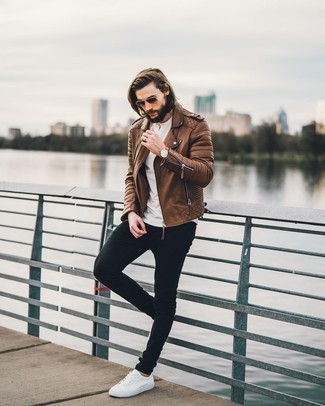 С чем носить кожаную куртку мужчине в стиле кэжуал: Сочетание кожаной куртки и черных зауженных джинсов - очень практично, и поэтому отлично подходит для повседневой носки. Белые низкие кеды из плотной ткани — великолепный выбор, чтобы дополнить образ.