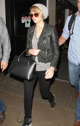 Как Jennifer Lawrence носит Черная кожаная стеганая косуха, Серая футболка с v-образным вырезом, Черные джинсы скинни, Черные кожаные кроссовки на танкетке