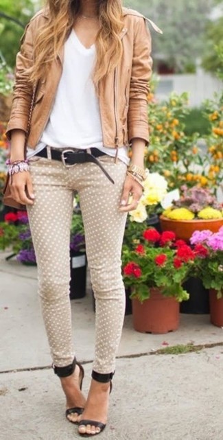 С чем носить светло-коричневые джинсы в 30 лет женщине весна: Дуэт светло-коричневой кожаной косухи и светло-коричневых джинсов смотрится очень круто и модно. В тандеме с этим луком наиболее выгодно смотрятся черные кожаные босоножки на каблуке. Когда зимняя пора меняется на весну, мы, девушки, стремимся выглядеть свежо и по-новому. Такой наряд уж точно в этом поможет.