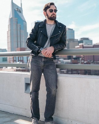 С чем носить серебряные джинсы мужчине в стиле кэжуал: Черная кожаная косуха и серебряные джинсы — необходимые составляющие современного мужского гардероба. Вкупе с этим луком органично смотрятся серые замшевые низкие кеды.